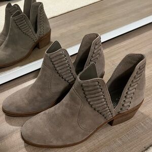 VINCE CAMUTO Pevista Bootie Suede